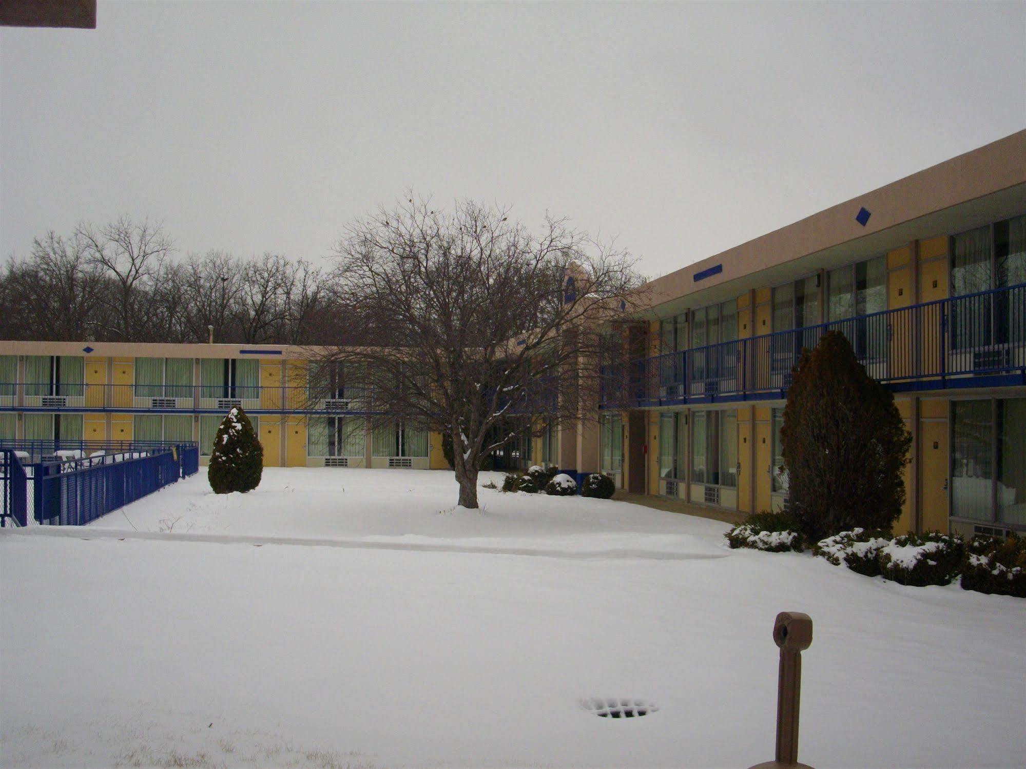 Macomb Inn Luaran gambar